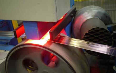 Système de vision capable de contrôler en continu l'état de surface d'un métal à plat.