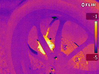 La caméra thermique a mesuré à différentes vitesses la chaleur croissante des disques de frein.