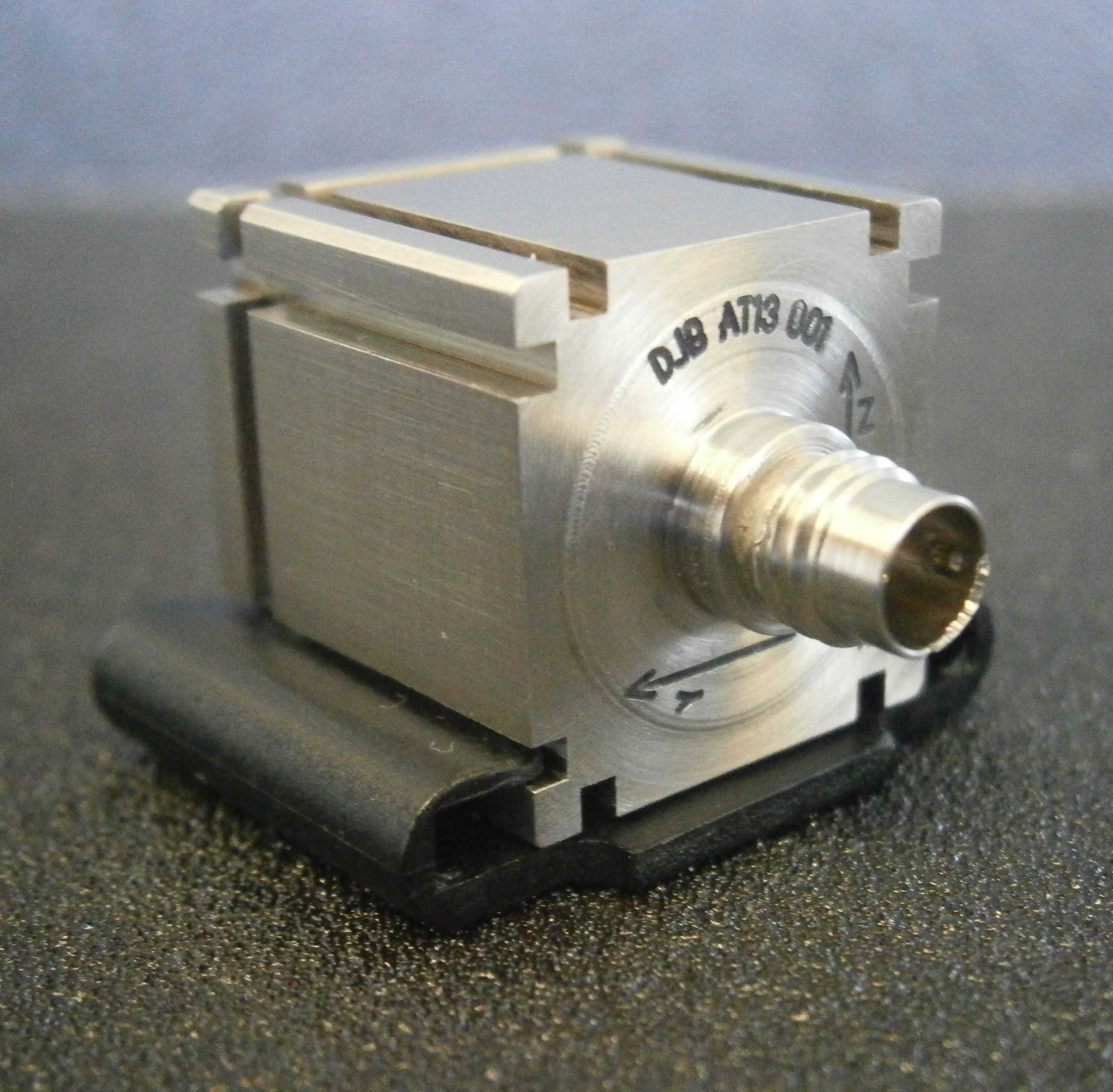 Accéléromètre piézoélectrique triaxial