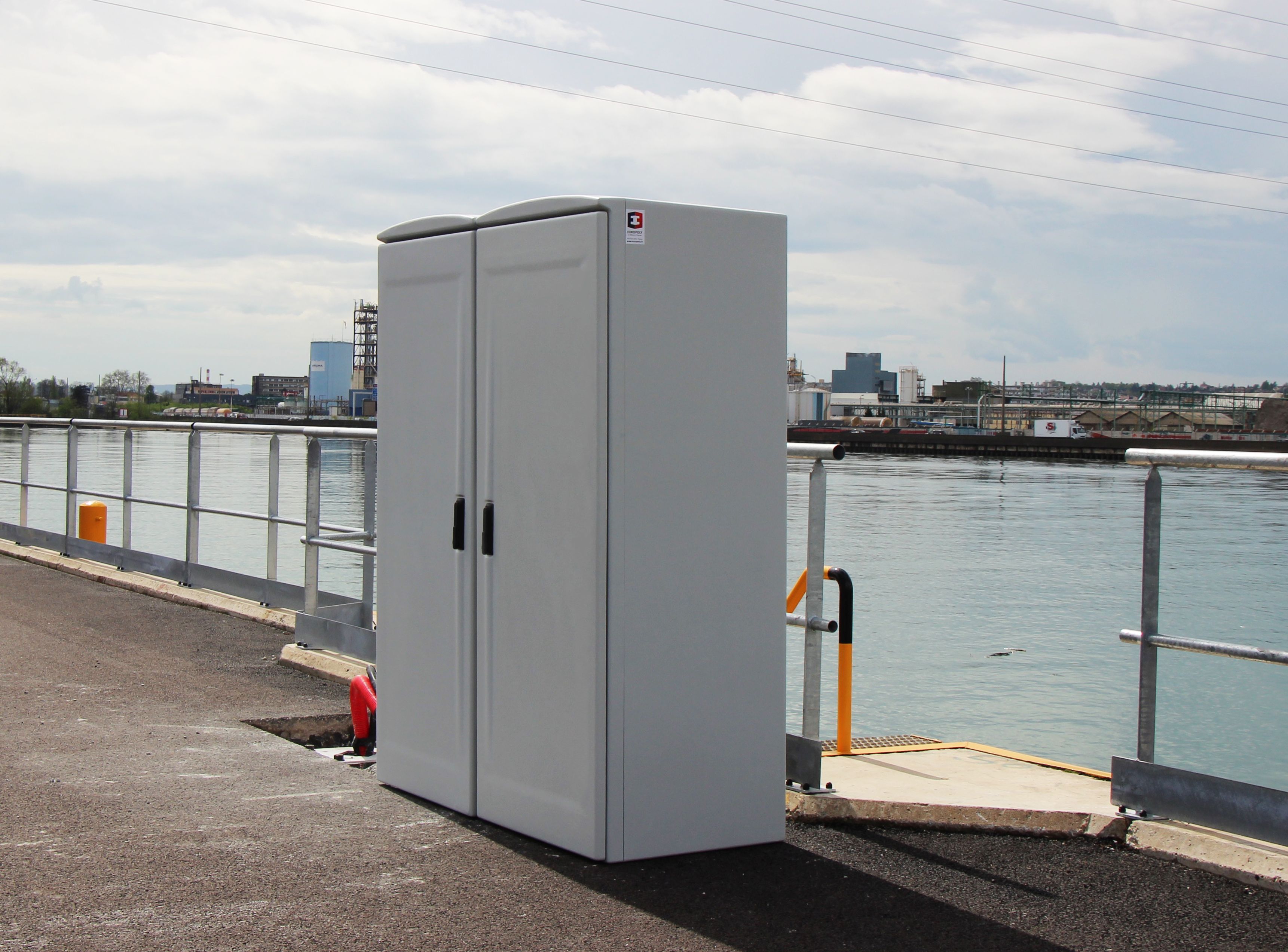 Gamme d'armoires standard de grandes dimensions en polyester armé