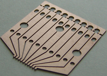 Machine de découpe de métaux fins