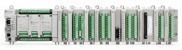 Le Micro870 fournit jusqu'à trois modules enfichables et huit modules d'extension d'E/S