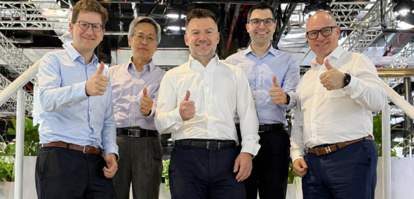 J. Kilian (VP Technologies des procédés et des applications ENGEL), P. Tong (DG de TREXEL Asia), M. Boulanger (PDG de Roctool), S. Engleder (PDG d’ENGEL), et G. Dimmler (Directeur Technique d'ENGEL)